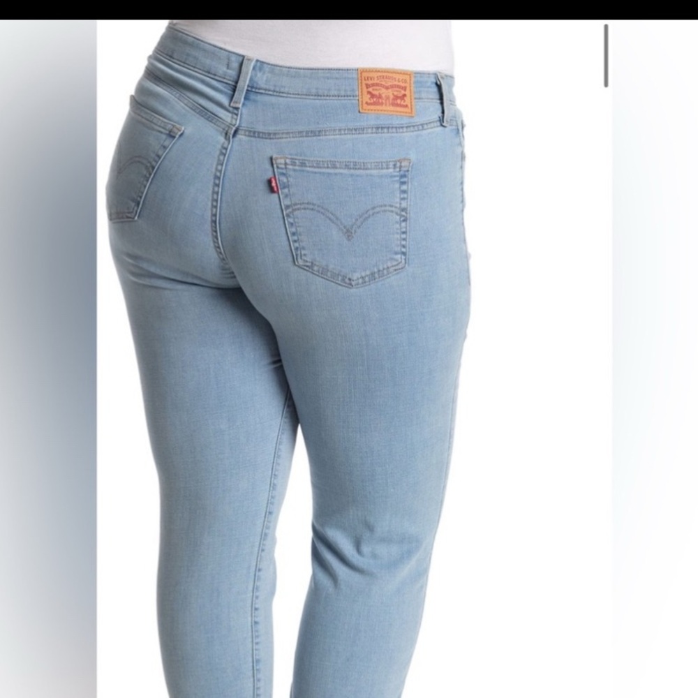 Levi's Women's Sky Blue Cropped Jeans